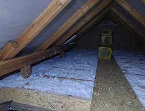 Zateplení stropu rodinného domu pomocí foukané izolace